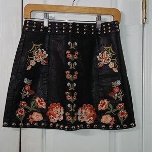 Signature Eight faux leather embroidered studded mini skirt  Sz M NWOT